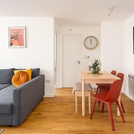 Contemporary City Centre Apartment With Parking Bath Ngoại thất bức ảnh