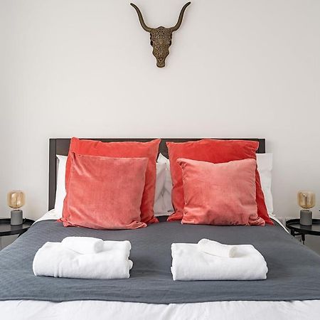 Contemporary City Centre Apartment With Parking Bath Ngoại thất bức ảnh