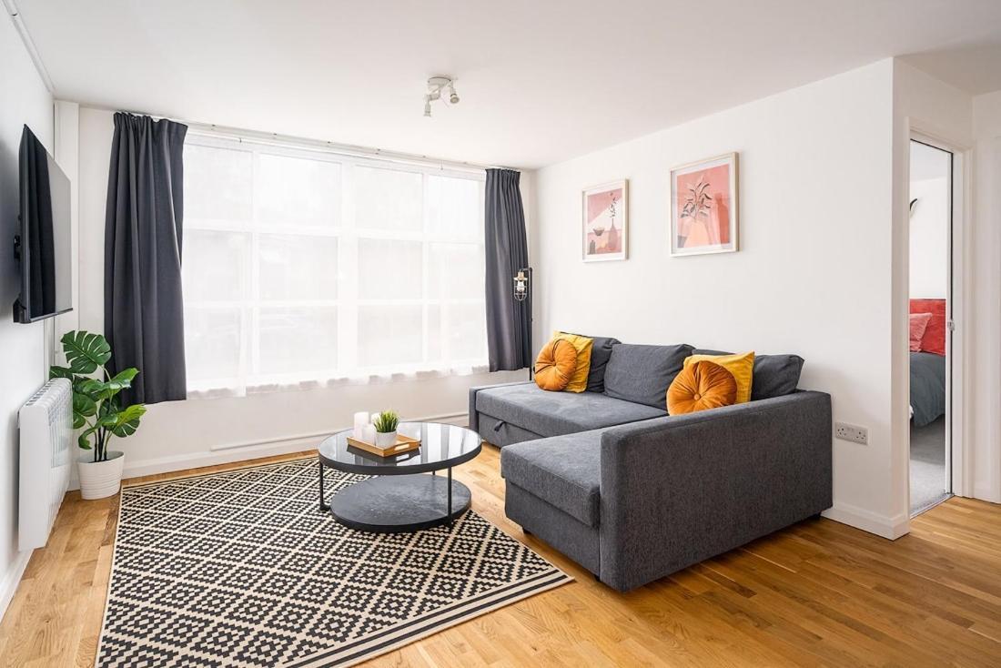 Contemporary City Centre Apartment With Parking Bath Ngoại thất bức ảnh