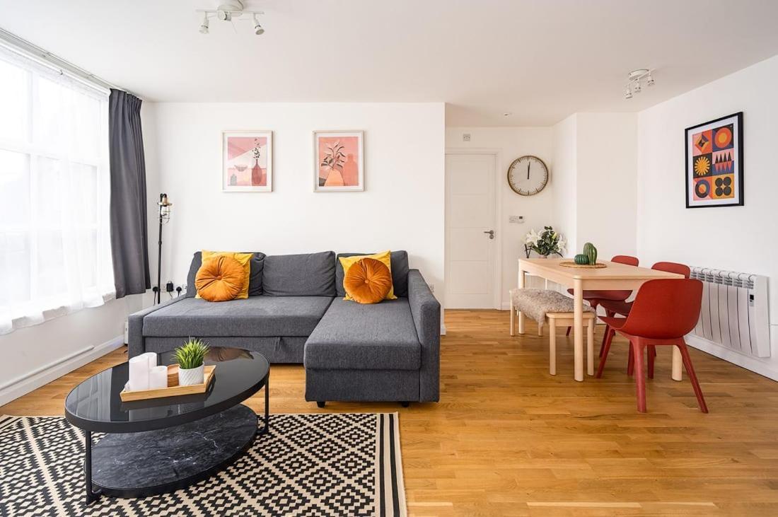 Contemporary City Centre Apartment With Parking Bath Ngoại thất bức ảnh