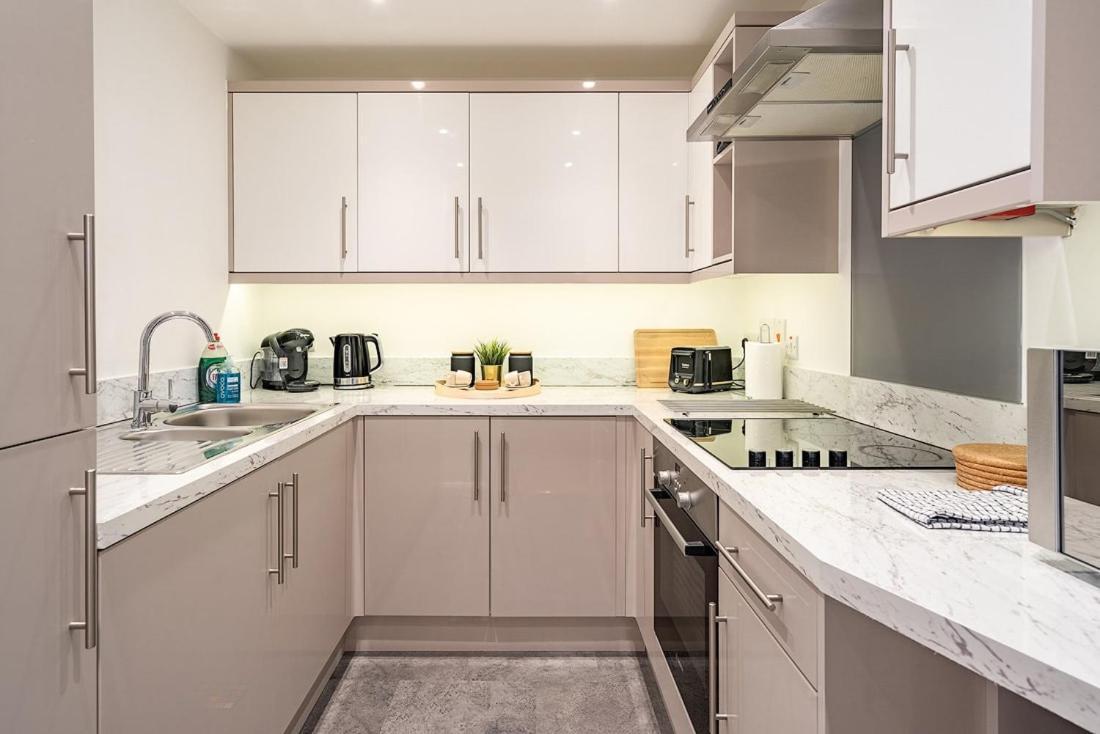 Contemporary City Centre Apartment With Parking Bath Ngoại thất bức ảnh