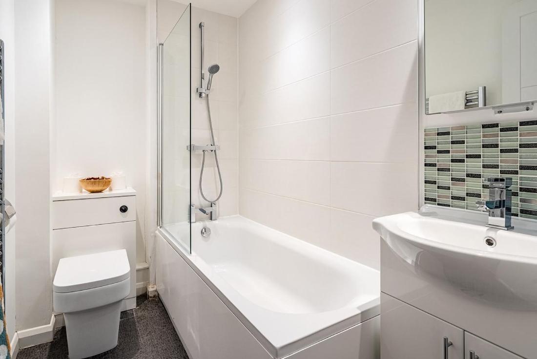 Contemporary City Centre Apartment With Parking Bath Ngoại thất bức ảnh